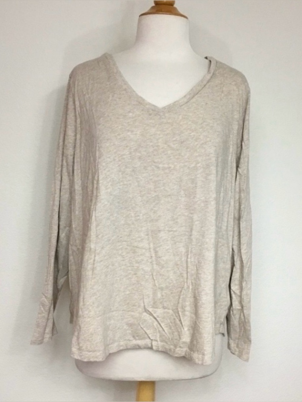 Old Navy Women's Oatmeal V Neck Lightweight T-Shirt Size XXL Casual Minimalist - Picture 1 of 14